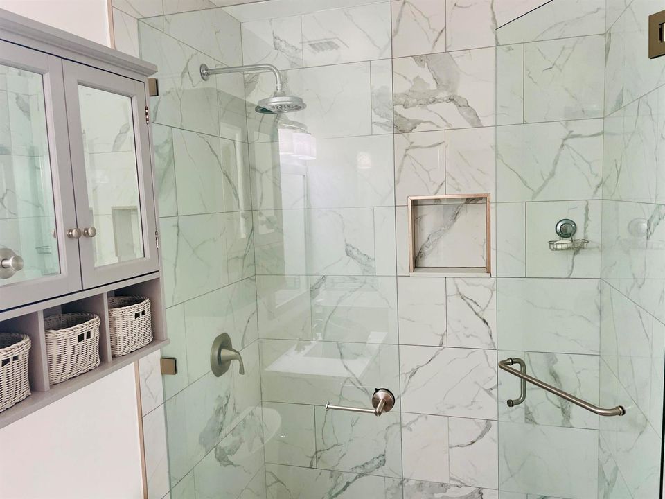 Main Bathroom (2)