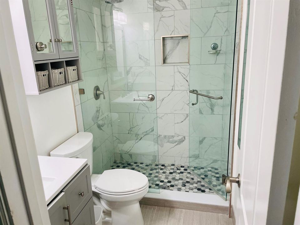 Main Bathroom (3)