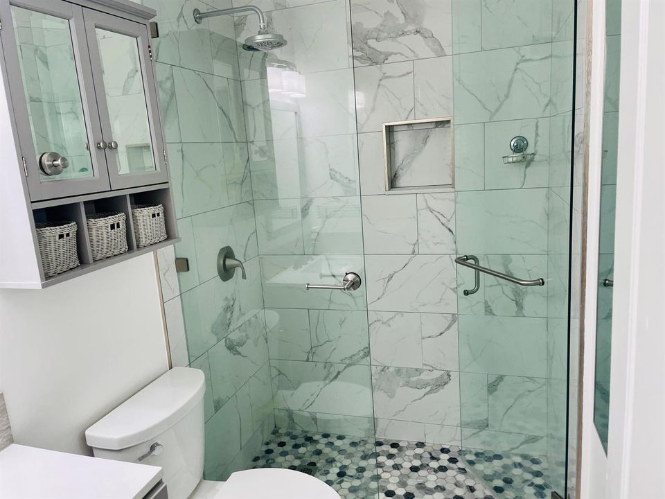 Main Bathroom (1)