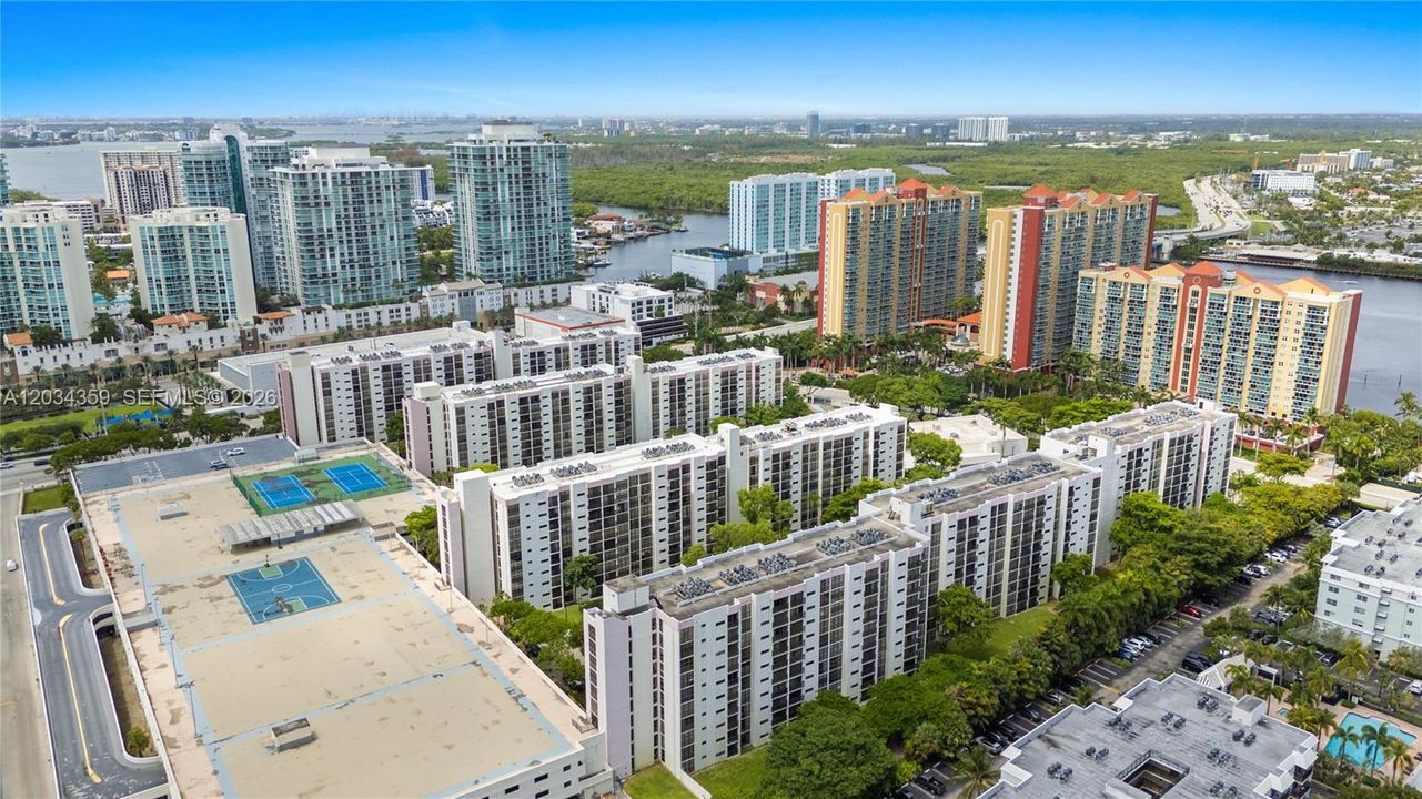 На продажу: $425,000 (2 спален, 2 ванн, 894 Квадратных фут)