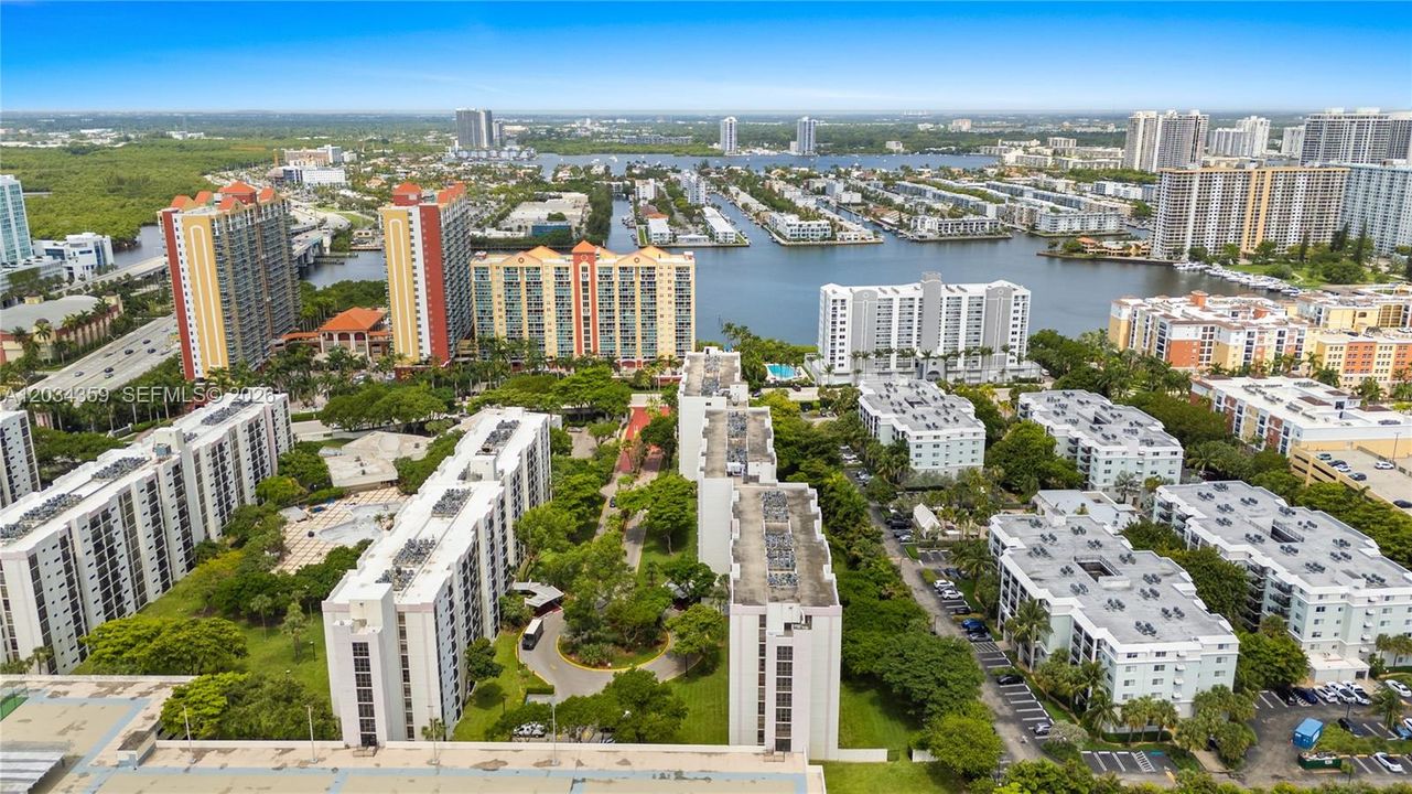 На продажу: $425,000 (2 спален, 2 ванн, 894 Квадратных фут)