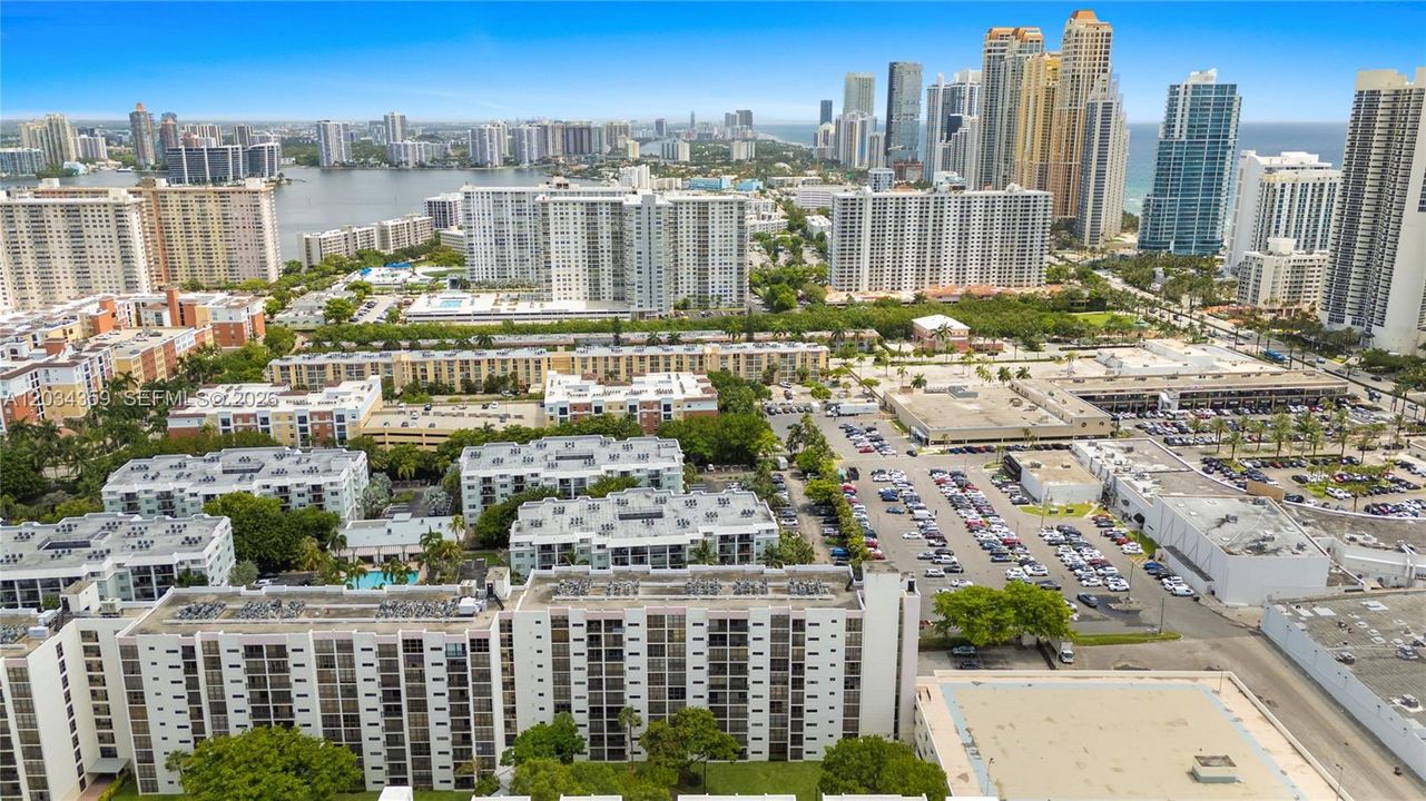На продажу: $425,000 (2 спален, 2 ванн, 894 Квадратных фут)