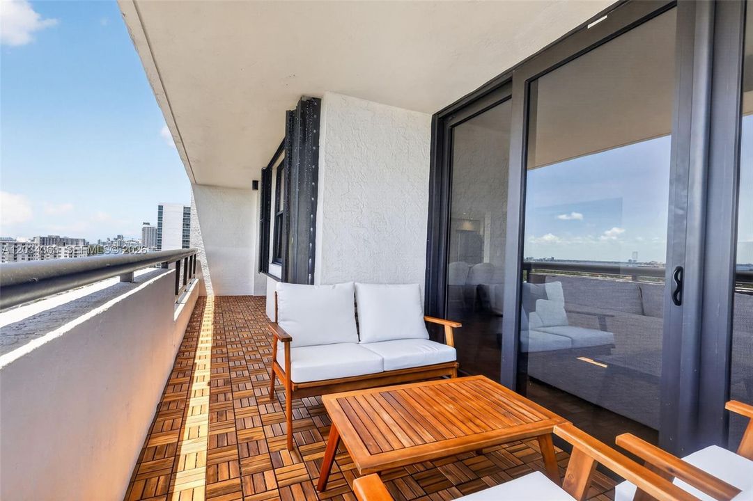 For Rent: $5,000 (2 beds, 2 baths, 1005 Square Feet)
