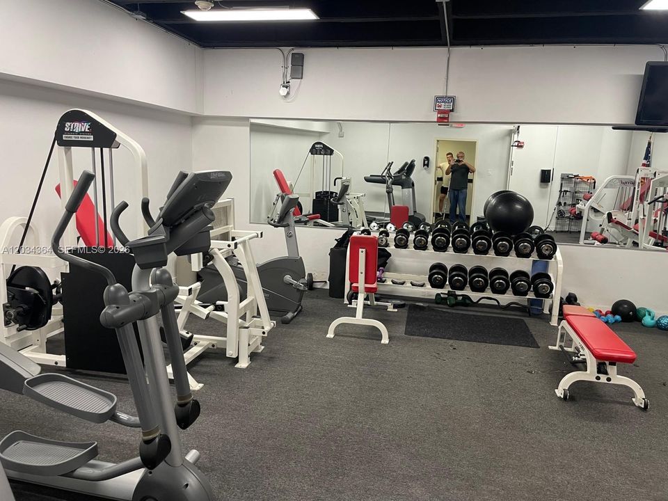 For Rent: $1,950 (0 beds, 1 baths, 420 Square Feet)