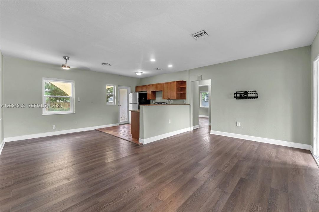 For Sale: $510,000 (2 beds, 1 baths, 873 Square Feet)