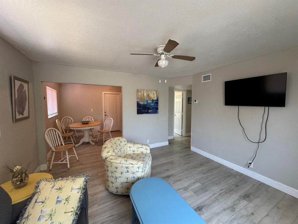 Livingroom to Kitchen