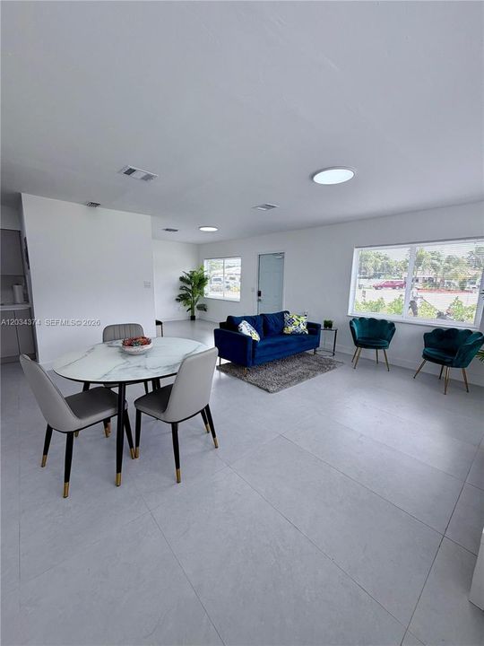 For Sale: $419,900 (2 beds, 2 baths, 882 Square Feet)