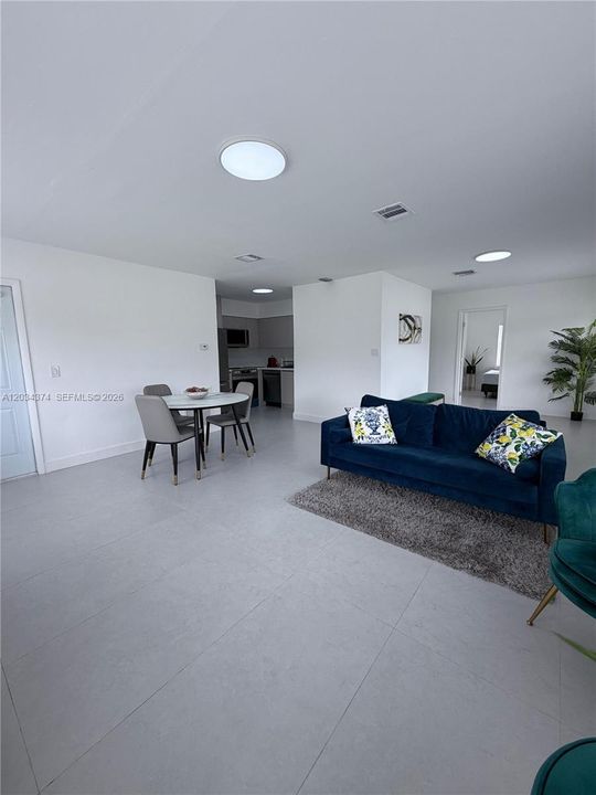 For Sale: $419,900 (2 beds, 2 baths, 882 Square Feet)