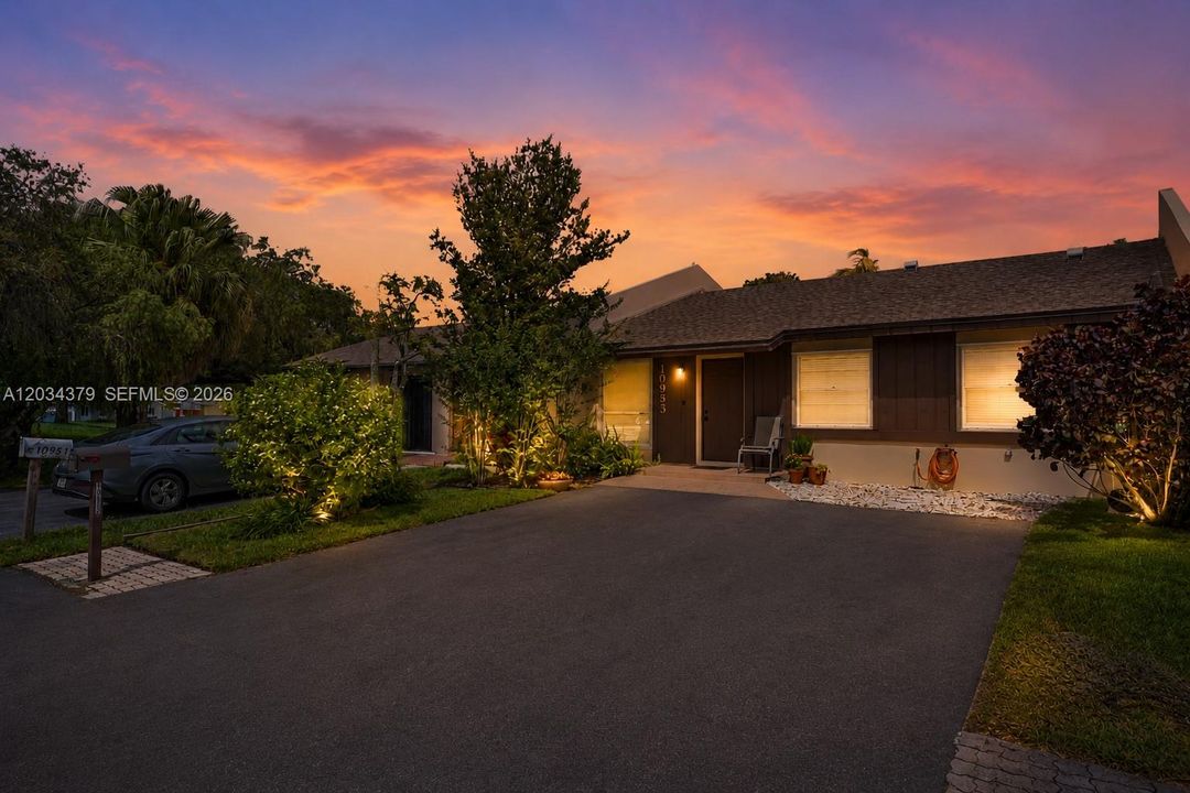 For Sale: $459,500 (3 beds, 2 baths, 1225 Square Feet)