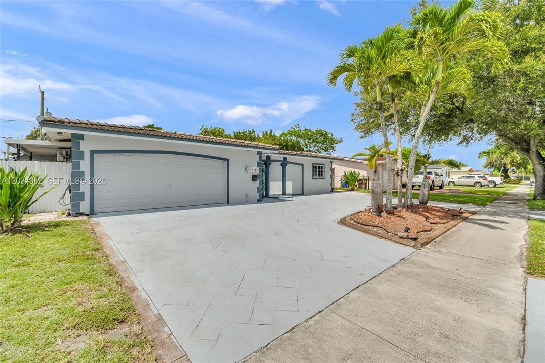 For Rent: $3,900 (4 beds, 2 baths, 1586 Square Feet)