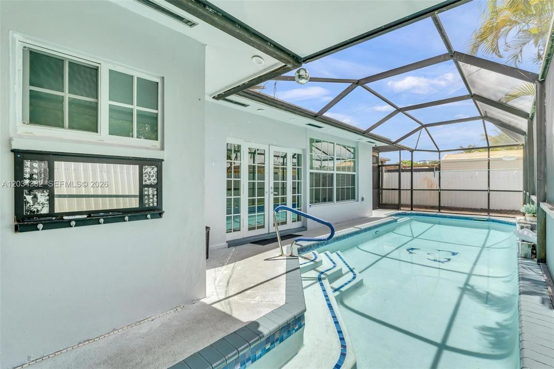 For Rent: $3,900 (4 beds, 2 baths, 1586 Square Feet)