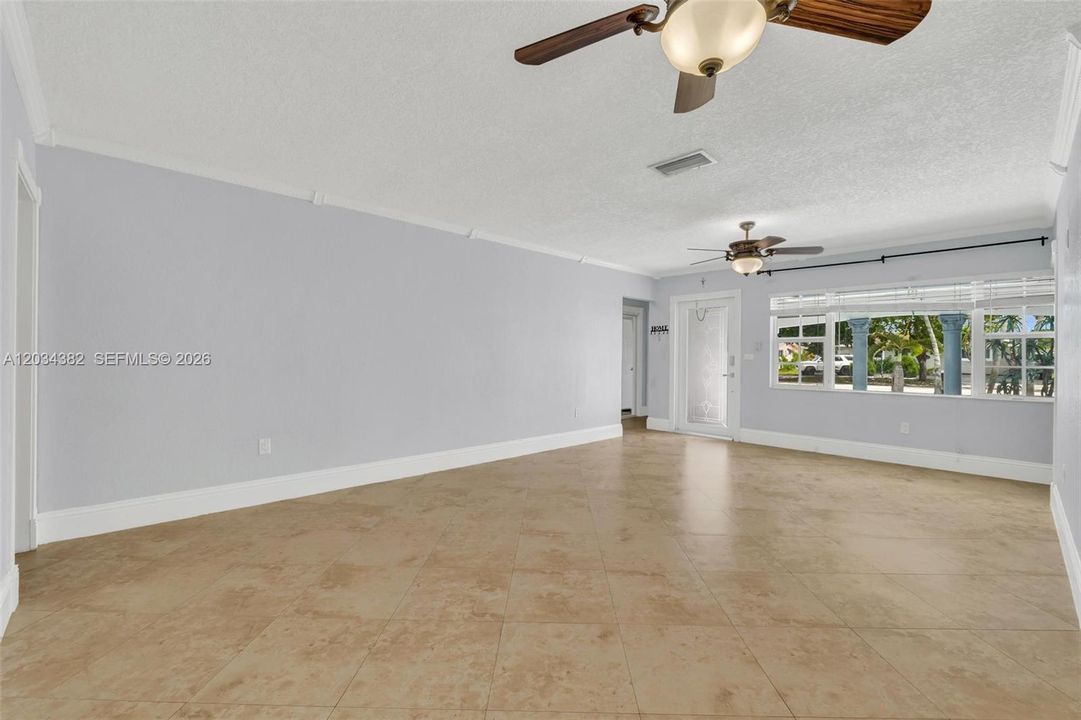 For Rent: $3,900 (4 beds, 2 baths, 1586 Square Feet)