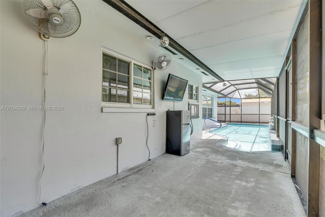 For Rent: $3,900 (4 beds, 2 baths, 1586 Square Feet)