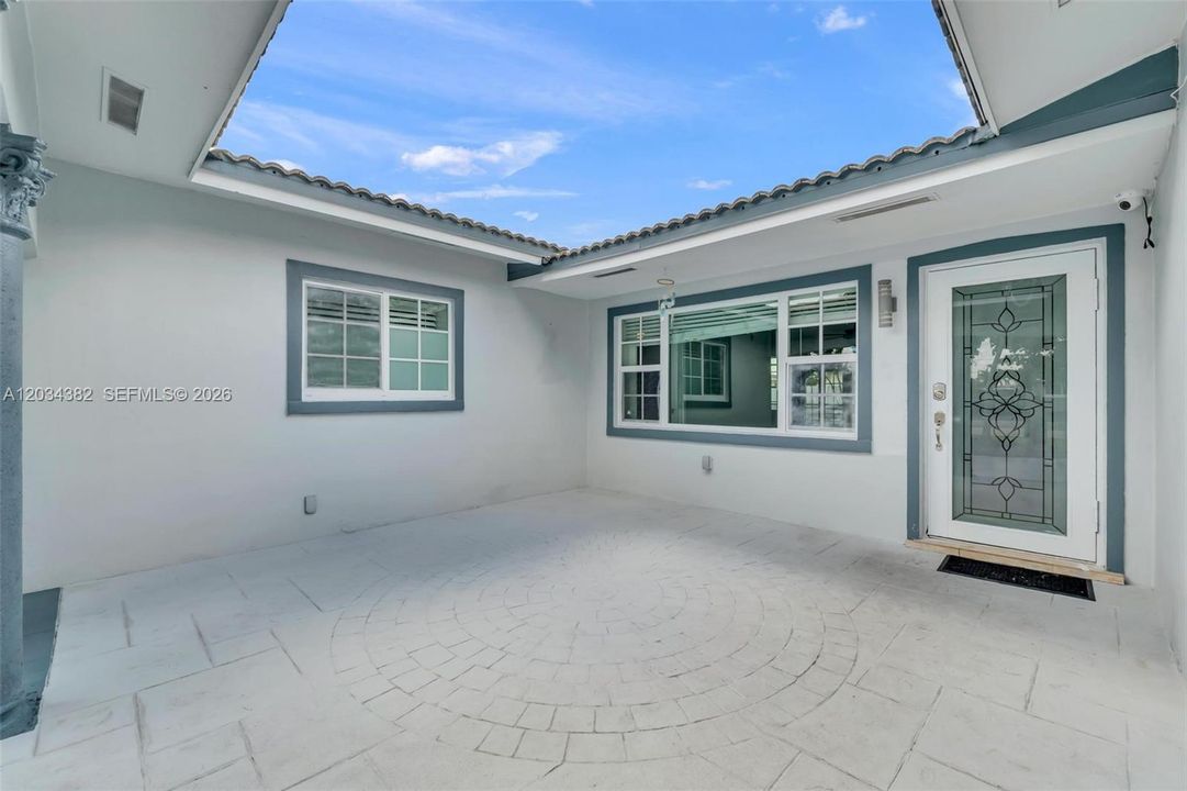 For Rent: $3,900 (4 beds, 2 baths, 1586 Square Feet)