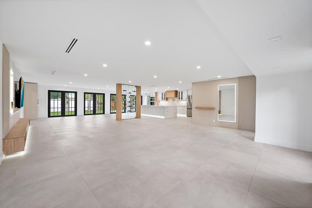 391 W Riverside Dr-30