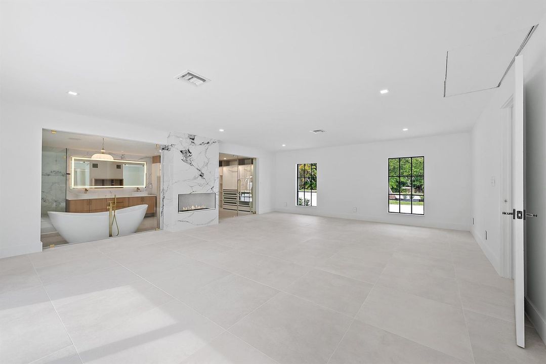 391 W Riverside Dr-22