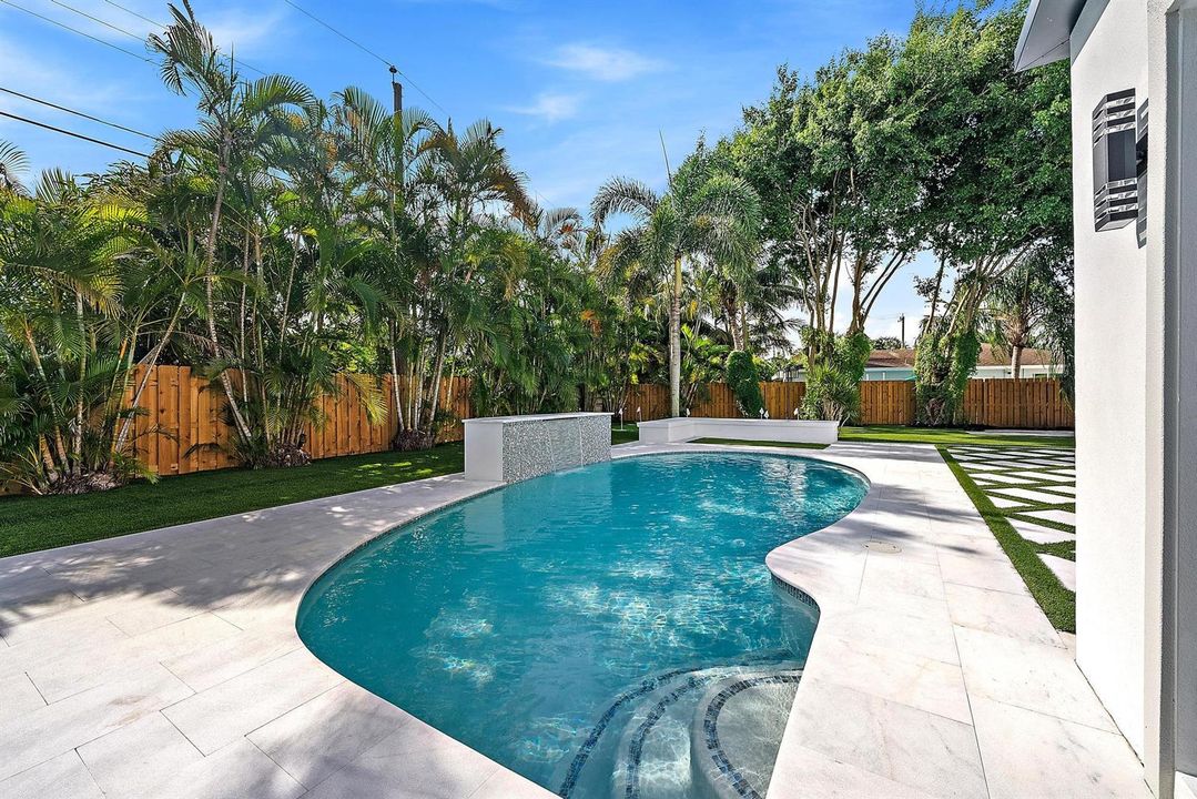 391 W Riverside Dr-4