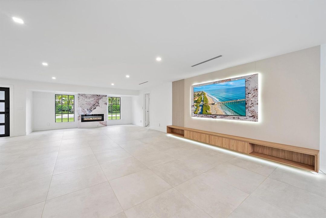 391 W Riverside Dr-33