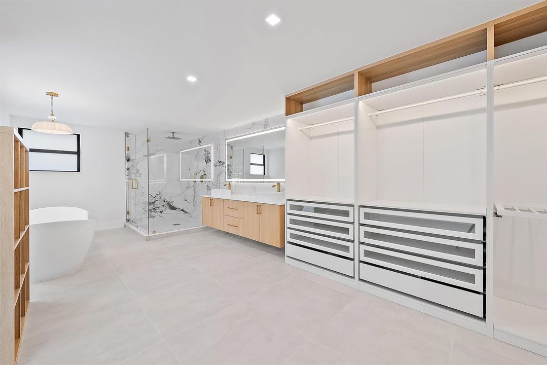 391 W Riverside Dr-23