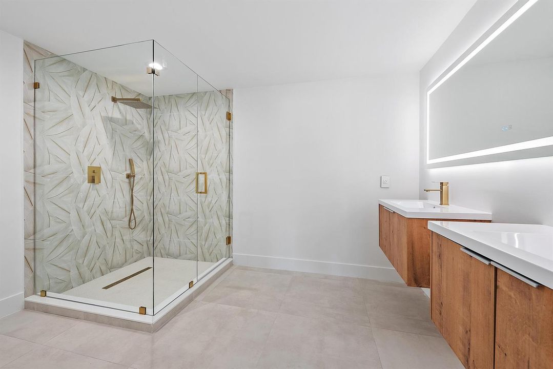 391 W Riverside Dr-16
