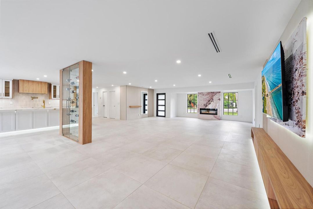 391 W Riverside Dr-34