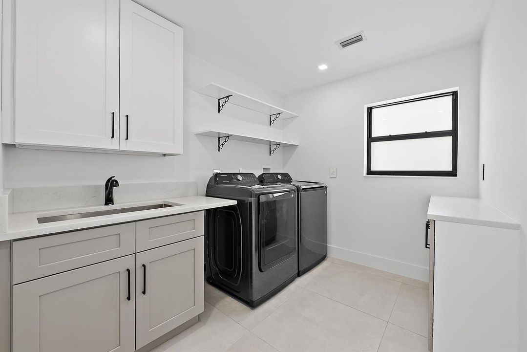 391 W Riverside Dr-19