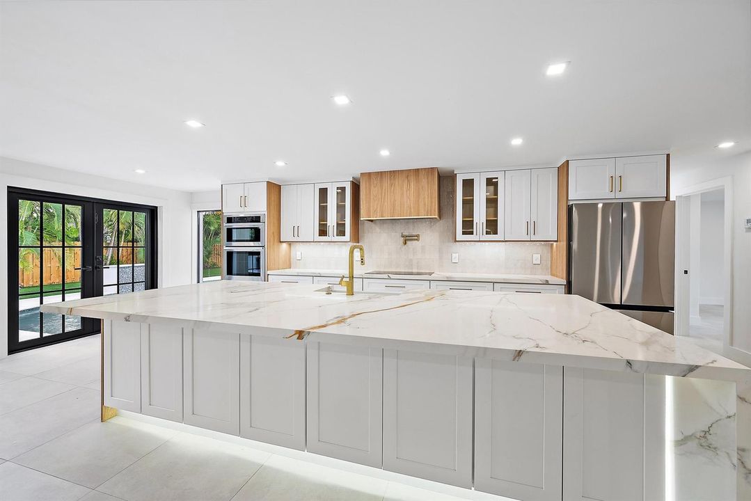 391 W Riverside Dr-36