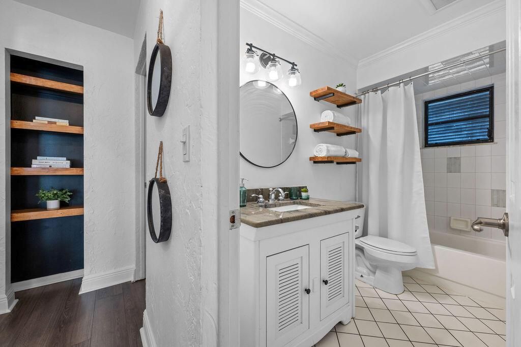 Hall / Guest bath