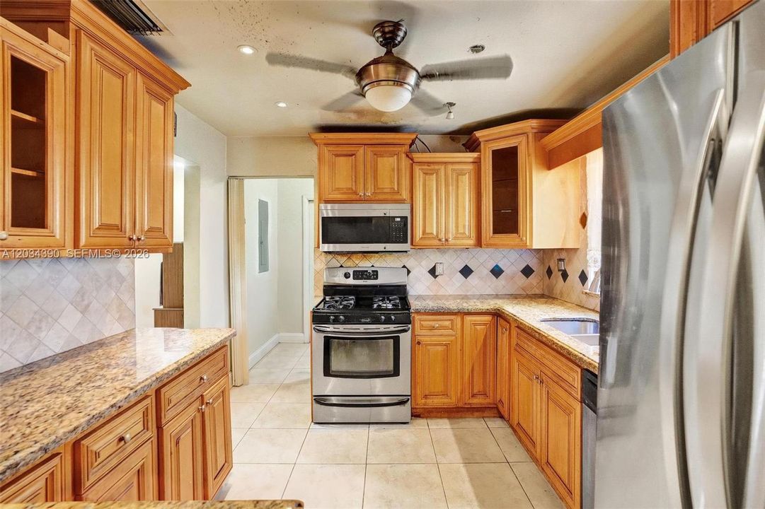 For Sale: $425,000 (3 beds, 2 baths, 1425 Square Feet)
