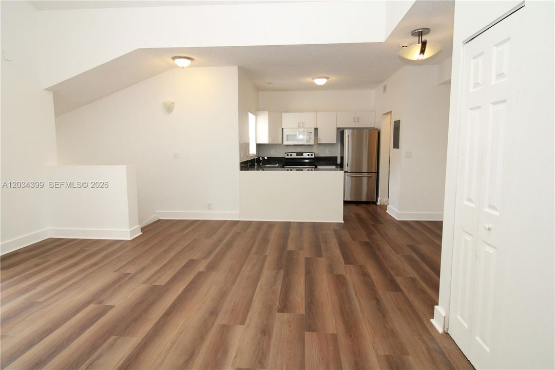 For Rent: $1,750 (1 beds, 1 baths, 800 Square Feet)