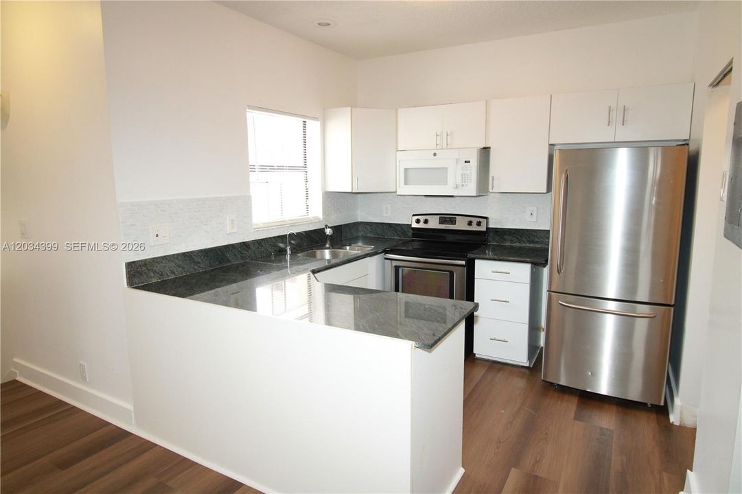 For Rent: $1,750 (1 beds, 1 baths, 800 Square Feet)