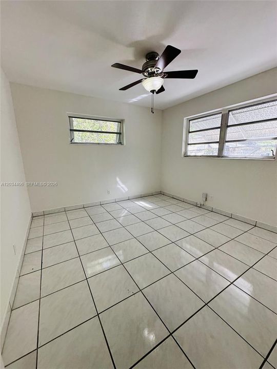 For Sale: $215,000 (2 beds, 1 baths, 815 Square Feet)