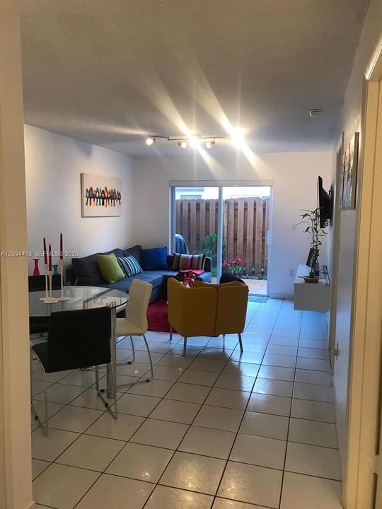 For Rent: $1,875 (1 beds, 1 baths, 610 Square Feet)