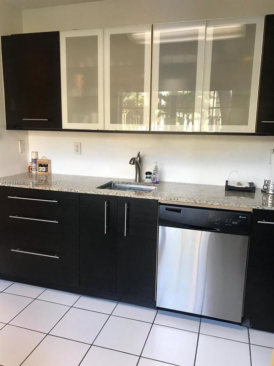 For Rent: $1,875 (1 beds, 1 baths, 610 Square Feet)