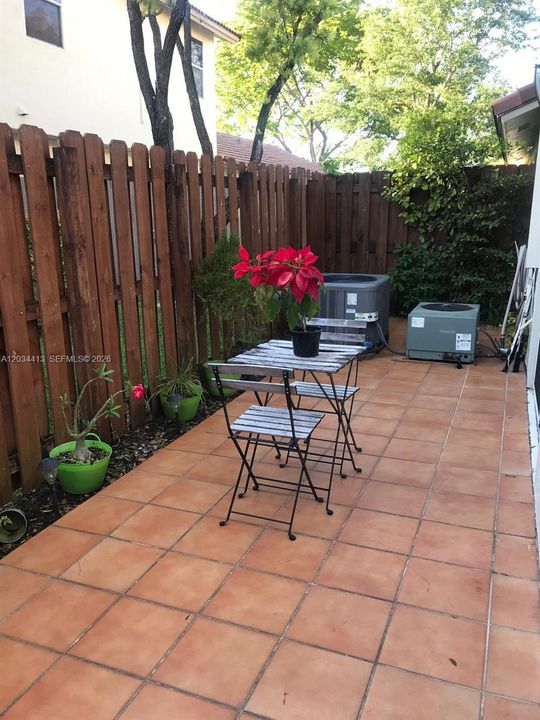 For Rent: $1,875 (1 beds, 1 baths, 610 Square Feet)