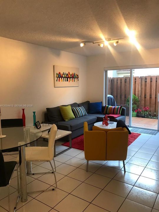 For Rent: $1,875 (1 beds, 1 baths, 610 Square Feet)