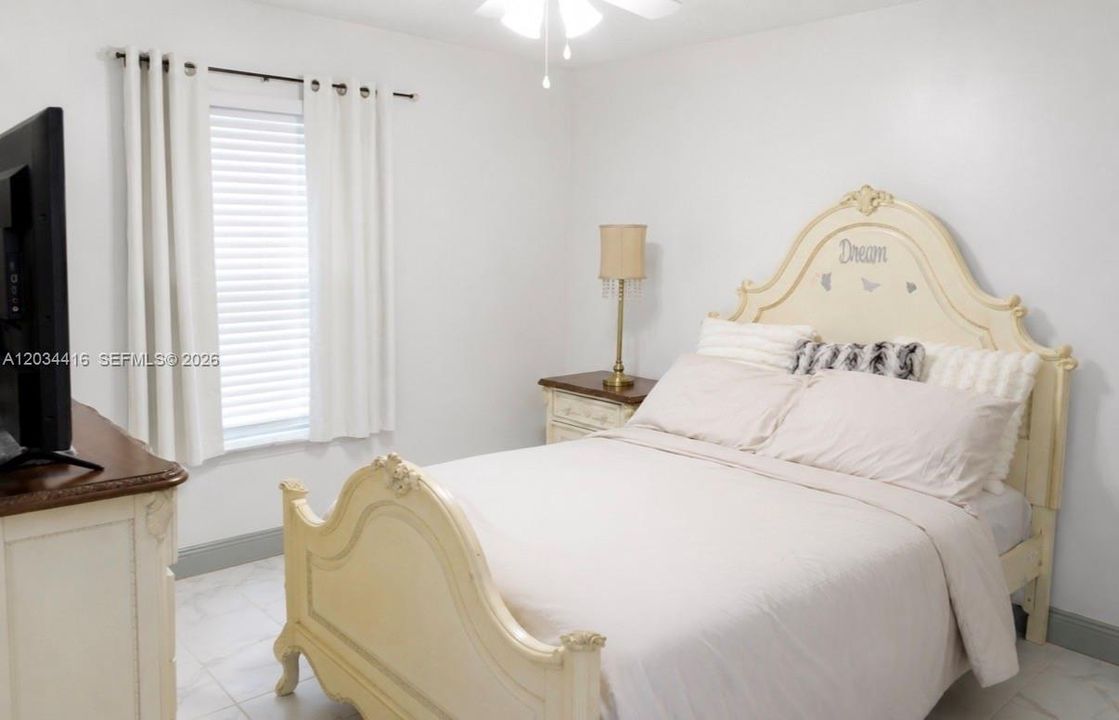 For Sale: $415,000 (3 beds, 2 baths, 870 Square Feet)
