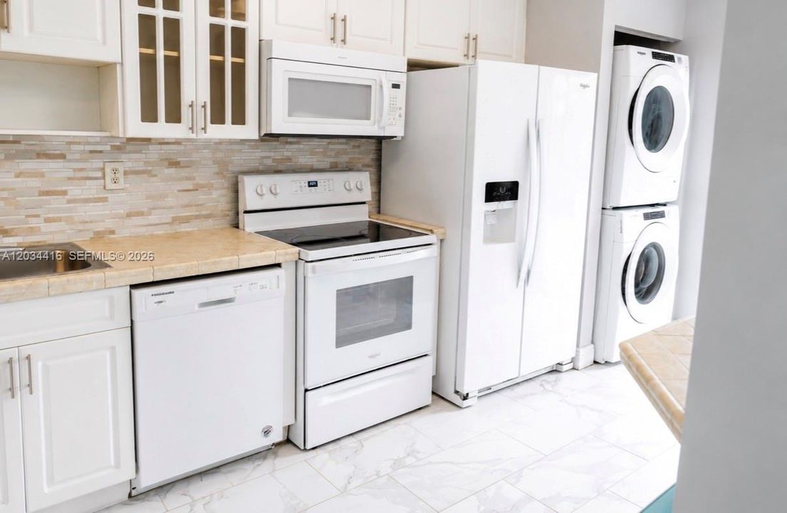 For Sale: $415,000 (3 beds, 2 baths, 870 Square Feet)