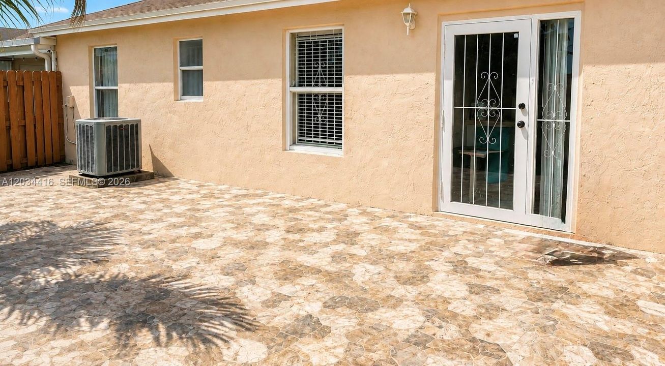 For Sale: $415,000 (3 beds, 2 baths, 870 Square Feet)