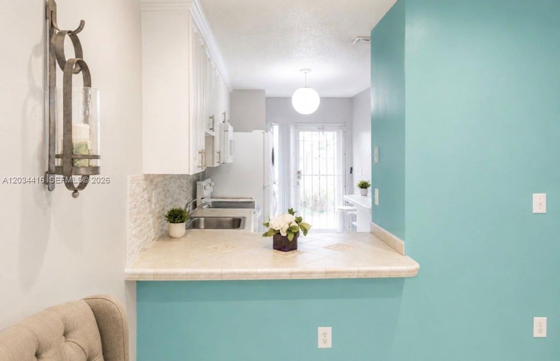For Sale: $415,000 (3 beds, 2 baths, 870 Square Feet)