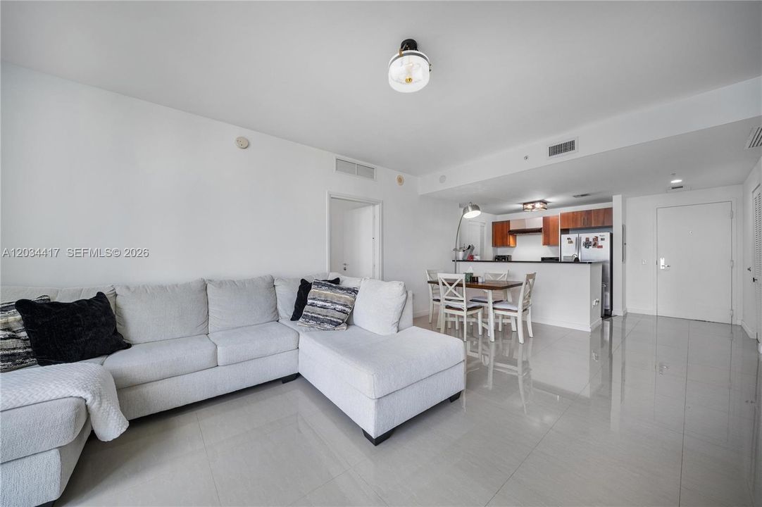 En Venta: $699,000 (2 camas, 2 baños, 1005 Pies cuadrados)