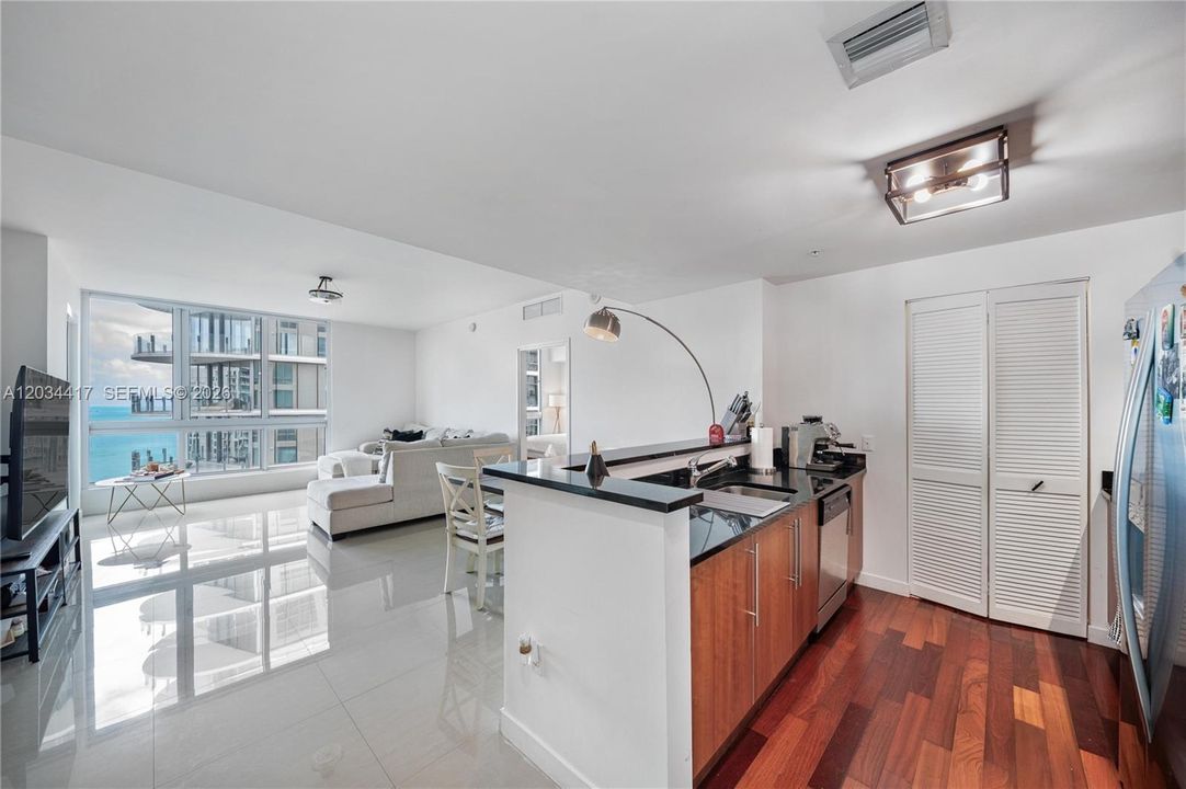 En Venta: $699,000 (2 camas, 2 baños, 1005 Pies cuadrados)