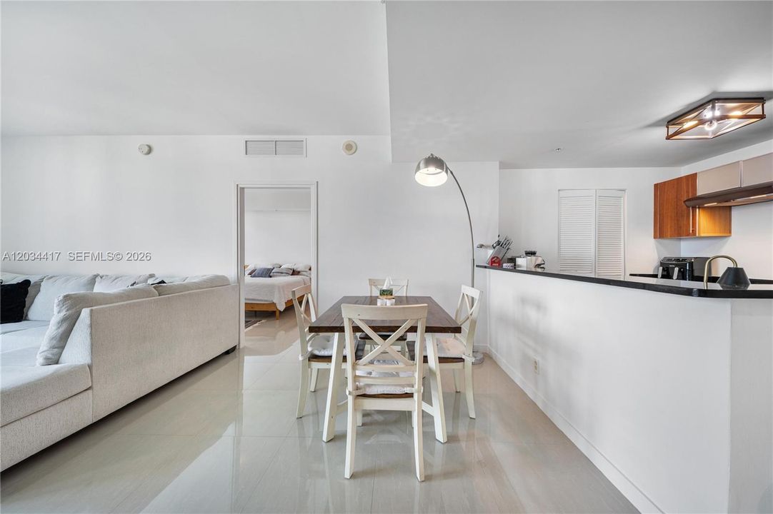 En Venta: $699,000 (2 camas, 2 baños, 1005 Pies cuadrados)