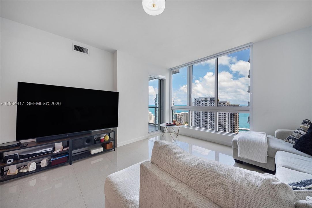 En Venta: $699,000 (2 camas, 2 baños, 1005 Pies cuadrados)