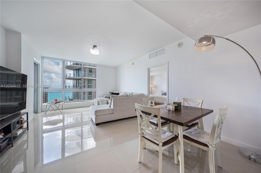 En Venta: $699,000 (2 camas, 2 baños, 1005 Pies cuadrados)