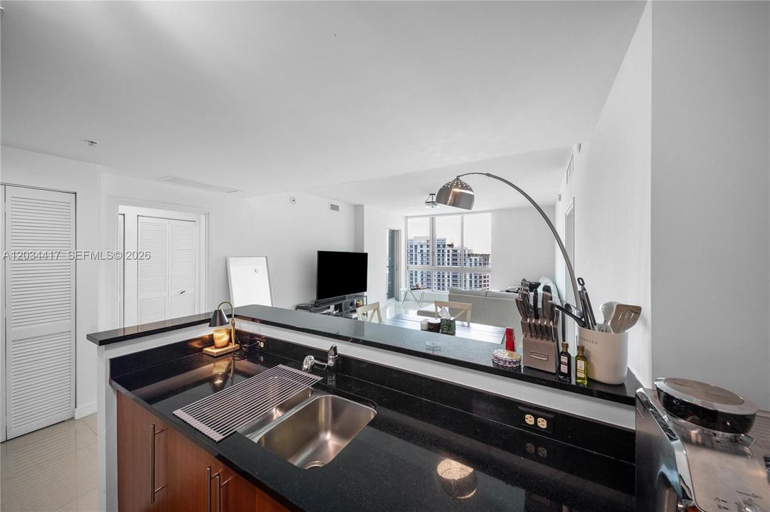 En Venta: $699,000 (2 camas, 2 baños, 1005 Pies cuadrados)