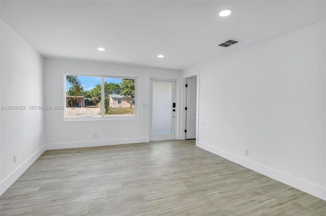 For Rent: $3,300 (3 beds, 2 baths, 828 Square Feet)