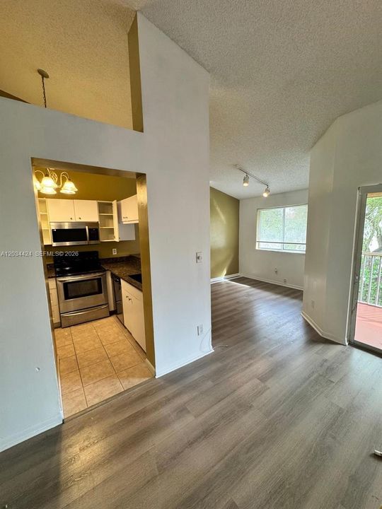 For Rent: $1,995 (2 beds, 2 baths, 1074 Square Feet)
