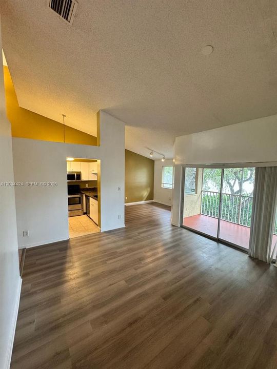 For Rent: $1,995 (2 beds, 2 baths, 1074 Square Feet)