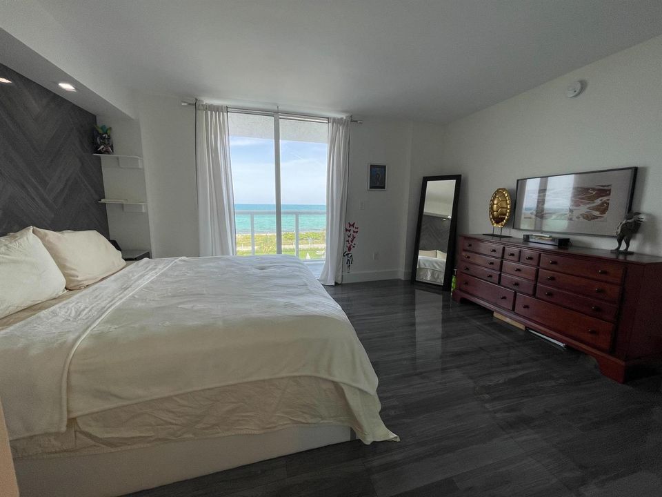 primary suite with ocean view